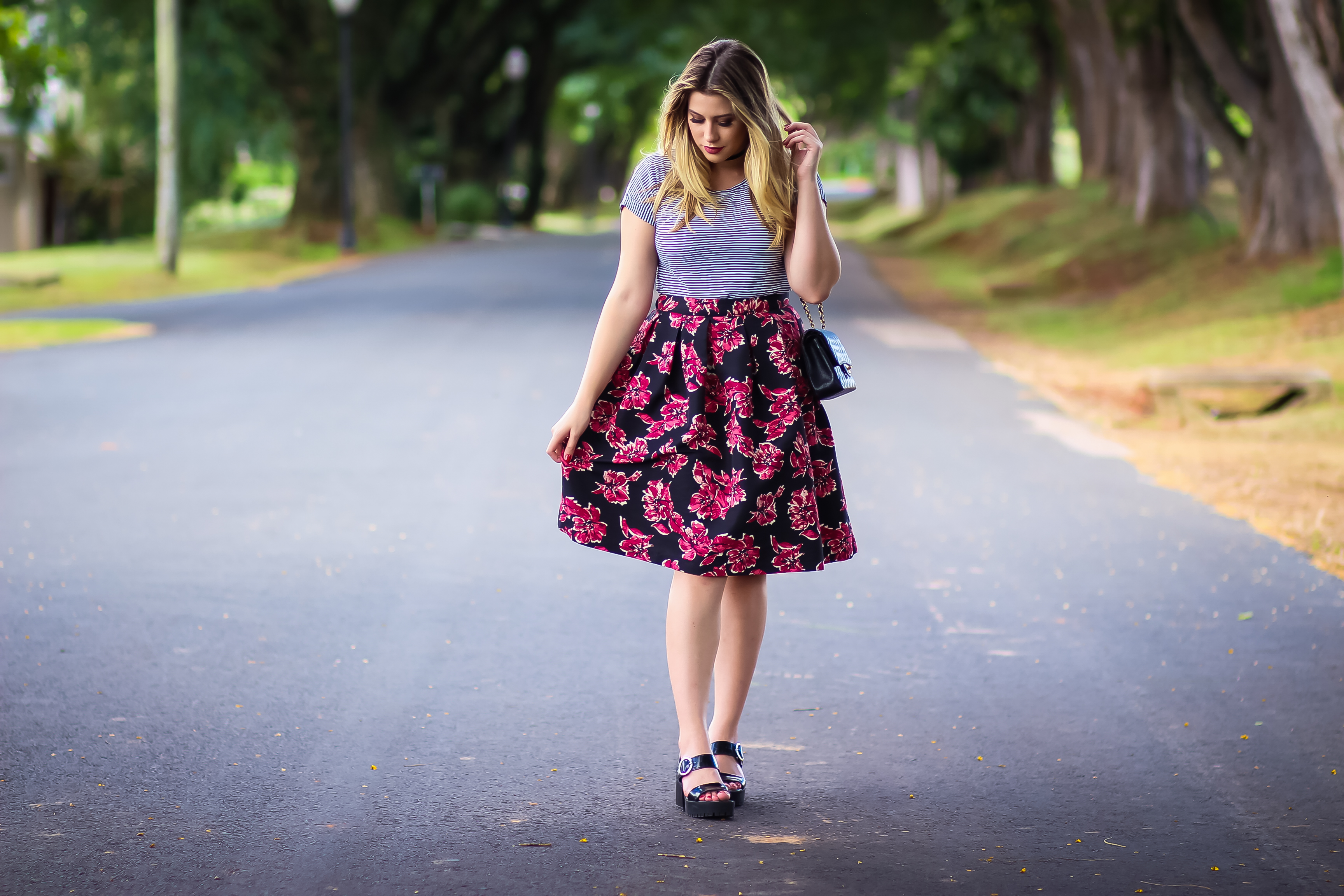 Look Do Dia Saia Midi Floral Camiseta Listrada Niina Secrets